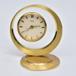 Relógio francês de cabeceira com despertador da marca "Solo". Estrutura redonda em bronze dourado. Alt.: 10cm. Movimento a corda. Funcionando.