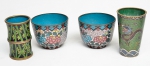 Par de bowls e 2 copinhos em cloisonné chinês esmaltado com flores de jardim, junco e dragões celestiais em combate. Alt. do maior: 9cm.