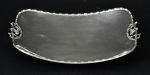 Cesta canoa espessurada a prata da marca "Wolff". Borda e alças arrematadas com raminhos. Medida: 27 X 21.