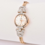 OMEGA. Relógio feminino suíço de pulso da marca "Omega". Caixa e pulseira em ouro 18k, ouro branco e 30 diamantes. Peso:23g. Funcionando.