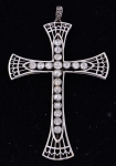 Antigo crucifixo em platina filigranado com 18 brilhantes e 2 diamantes lapidação antiga, totalizando 1,80ct. Comp.: 6cm.