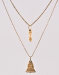 Dois cordões em ouro 18k com pendentes, sendo 1 com figa e o outro com imagem de "São José dentro do Sino". Peso: 3,5g.