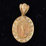 Antiga medalha sacra de "Nossa Senhora" em ouro 18k, emoldurada com 16 diamantes.