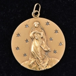 Antiga medalha de "Nossa Senhora da Conceição" em ouro 18k e 10 diamantes. Peso: 7g. Diam.: 2,8cm.