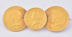 Broche com 3 moedas de dólares americanos sobrepostos, em ouro 22k, datadas do séc. XIX. Peso: 5,6g. Medida: 3,7cm.