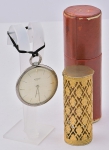 a) Relógio suíço de bolso da marca "Sarcar-Geneve". Caixa em aço. Diam.: 4cm. (Mecanismo necessitando de revisão). b) Cigarreira francesa cilíndrica em plaque d'or, borda fenestrada com losangos e flores. Alt.: 7,5cm.