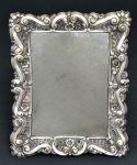 Antigo porta retrato com reversibilidade para espelho com guarnição em prata brasileira contrastada, estilo "D. José I". Medida: 40 X 33. (Apresenta 2 pequenos furos nas laterais).