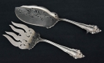 Trinchante e espátula em prata "Sterling" (925mls) contrastada, com cabos decorados no estilo "Luis XV". Comp. da espátula: 30cm. Peso: 300g.
