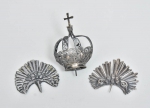 Coroa filigranada e 2 resplendores para imagem em prata de lei. Alt. da coroa: 5cm. Alt. do resplendor: 4cm.