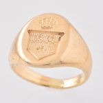 Antigo anel com "Brasão Coroado" em ouro 14k contrastado. Aro: 14/15. Peso: 8,8g.