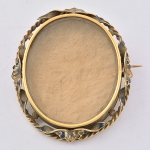 Porta retrato oval do séc. XIX, guarnecido com moldura esmaltada e fundo em ouro baixo. Medida: 6,3 X 4,7. Peso total: 23,9g. (Esmalte no estado).