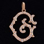 Antigo pendente em ouro 18k com 50 diamantes, representando "letra alfabética". Alt.: 3cm.