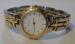 BULOVA - Relógio feminino suíço de pulso da marca "Bulova". Caixa em aço e plaque d'or. Acompanha estojo. Movimento à quartz. Funcionando. (Necessitando trocar a bateria).