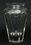 Vaso em grosso cristal facetado da "Bohêmia", provavelmente "Moser". Alt.: 19cm. Pertenceu à famosa coleção "Nelson Muniz". (Em função da fragilidade, este lote só poderá ser enviado para fora do estado através de transportadora especializada).