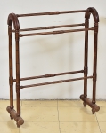 Antigo cabideiro para toalhas em madeira clara torneada em gomos, estilo "Inglês". Alt.: 86cm. Comp.: 67cm.