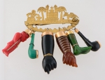 Antiga penca de balangandãs da Bahia em ouro baixo com 6 berloques de materiais e símbolos diversos.
