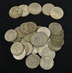 Trinta e sete moedas brasileiras, sendo 32 de 2.000 Réis e 5 de 5.000 Réis em prata do período "República". Peso total: 306g.
