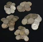 Cem moedas brasileiras, sendo 30 de 2.000 Réis, 48 de 1.000 Réis e 22 de 500 Réis em prata do período "República". Peso total: 1.190g.