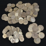 Cento e quarenta moedas brasileiras, sendo 11 de 2.000 Réis, 74 de 1.000 Réis e 55 de 500 Réis em prata do período "Império", séc. XIX. Peso total: 1.570g.
