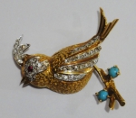Delicado broche "passarinho" em ouro 18k provavelmente italiano com 40 brilhantes, 2 turquesas cabochon e rubi. Alt.: 4,7cm. Peso: 11,2g.