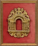 Porta de sacrário em madeira revestida com pátina ouro velho e finamente entalhada no estilo Barroco. Medida: 34 X 24. Provavelmente Itália-Séc.XVIII. Emoldurada.