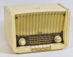SABA. Rádio alemão de 1958, da marca "Saba", modelo "Sabine UA265". Caixa em baquelite. Alt.: 21cm. Comp.: 30cm. (Pequeno arranhão na tampa).