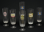 Seis grandes copos para cerveja em vidro moldado alemão com rótulos dos mais importantes fabricantes europeus. Alt.: 27cm. (Um copo com trincado). (Em função da fragilidade, este lote só poderá ser enviado para fora do estado através de transportadora especializada).