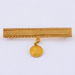 Antigo barrete para criança com medalha sacra em ouro 18k. Peso: 3,8g. Comp.: 4cm.