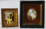 Duas antigas pinturas miniaturas sobre placa de marfinite, representando "Dama com chapéu de plumas" e "Dama com colar de pérolas". Emolduradas. Medidas: 8,5 X 6,5 e 8,5 X 6,5 (oval).