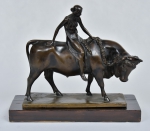 HANS MÜLLER (AUSTRIA, 1873-1937). "Female Riding Bull", escultura em bronze patinado. Alt.: 22cm. Base em madeira patinada. Artista citado no Berman Bronze.
