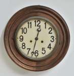 Antigo relógio alemão de parede dito "olho de boi", "Duas Setas". Caixa em madeira escurecida. Diam.: 34cm. (Mecanismo necessitando de revisão).