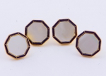 Quatro antigos botões ingleses oitavados para smoking, em ouro 18k, esmalte e madrepérola. Peso: 6,5g.