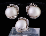 Antigo conjunto de par de brincos e anel em ouro branco, pérolas barrocas de aproximadamente 20mm e 39 brilhantes. Aro: 9.