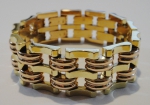 Antiga pulseira em ouro 18k contrastado com decoração tijolinho e gomos. Peso: 53,9g.