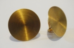 Par de brincos esferas em ouro escovado 18k - 750mls contrastado. Diam.: 1,9cm. Peso: 7,0g.