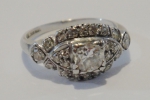 Antigo anel em ouro branco com brilhante central de aproximadamente 0,75ct e 28 brilhantes laterais. Aro: 13.
