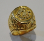 Anel unissex em ouro 22k contrastado lavrado em alto relevo com caravela e borda escamada. Aro: 24. Peso: 11,3g.