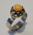 Antigo anel unissex em platina com coral cabochon central e 8 diamantes na lateral. Aro: 29. Peso: 6,7g.