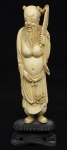 Figura esculpida em marfim representando "Imortal". Base em madeira trabalhada. Alt.:16cm. China-1900.