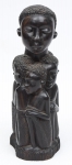 Grupo escultórico africano em ébano, representando "Homem com 5 Crianças Abraçadas". Alt.: 25cm.