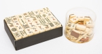 Jogo chinês de "mahjong", esculpido com peças em marfim com lavrados em policromia e base em madeira. Composto de 144 pedras, 108 palitos e 2 dados.