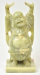 Figura esculpida em jade representando "Happy Buddah ou Hotei com pérolas da prosperidade". Alt.: 29cm. China-1900.