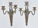 Par de apliques para 2 velas em bronze patinado francês do séc. XIX, estilo neoclássico. Corpo no feitio de tocha arrematado por laçarote de fita. Alt.: 37cm.