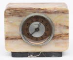 Antigo relógio suíço art deco com despertador da marca "Semca". Caixa em mármore bege rajado com base em mármore negro rajado. Alt.: 10cm. (Mecanismo necessitando de revisão).