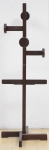 ARTISTA NÃO IDENTIFICADO (BRASIL, 1960). Cabideiro em madeira escurecida em linhas retas. Base em cruz. Terminais dos suportes cilíndricos. Alt.: 1,71m.