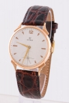 Relógio masculino suíço de pulso da marca "Cyma" (década de 50). Caixa em ouro 18k. Mecanismo a corda. Diâm.: 3,5cm. Funcionando.
