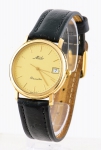 Relógio masculino suíço de pulso com calendário da marca "Mido", modelo "Dreamline" (década de 70). Caixa em ouro 18k. Mecanismo à quartz. Funcionando.