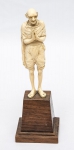 "Mahatma Gandhi (1869-1948)", escultura em marfim. Base trapezoidal em madeira. Alt.: 18cm. Europa - 1940.