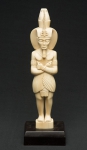 Escultura em marfim, provavelmente egípcia, representando "Faraó Tutancâmon". Base em madeira. Alt.: 35,5cm.