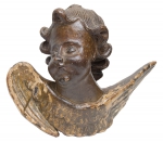 "Cabeça de Anjo" em madeira patinada com resquícios de ouro. Alt.: 18,5cm. Minas - séc. XVIII. Reproduzido com foto no catálogo.